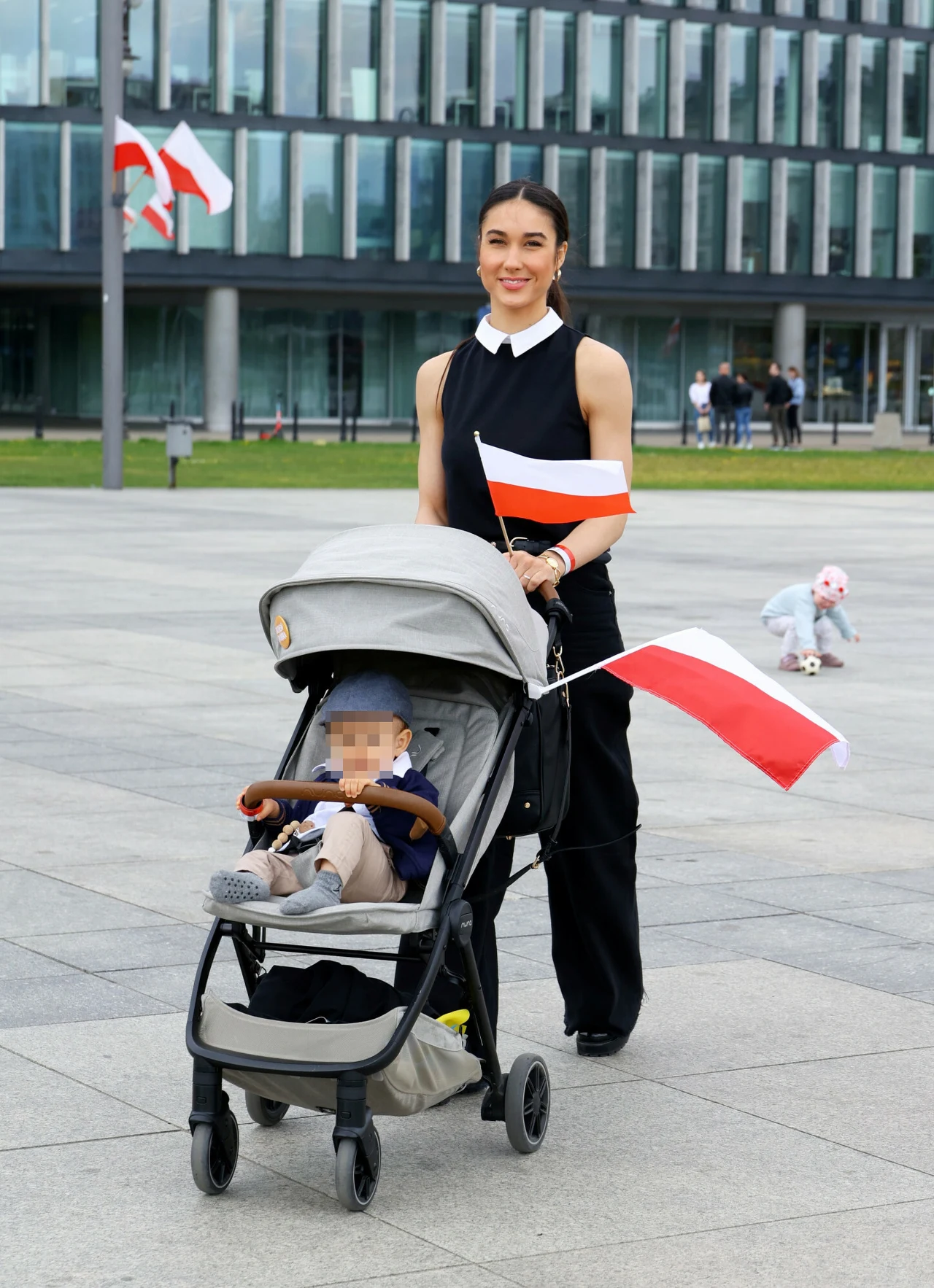 Ida Nowakowska na spacerze z dzieckiem 