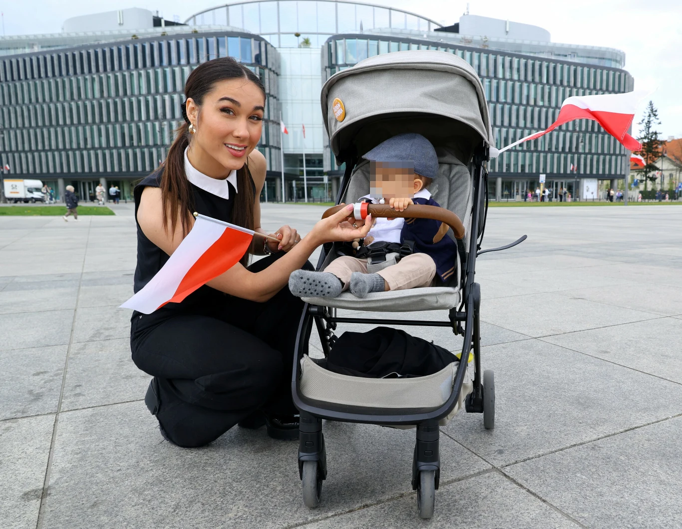 Ida Nowakowska na spacerze z dzieckiem 