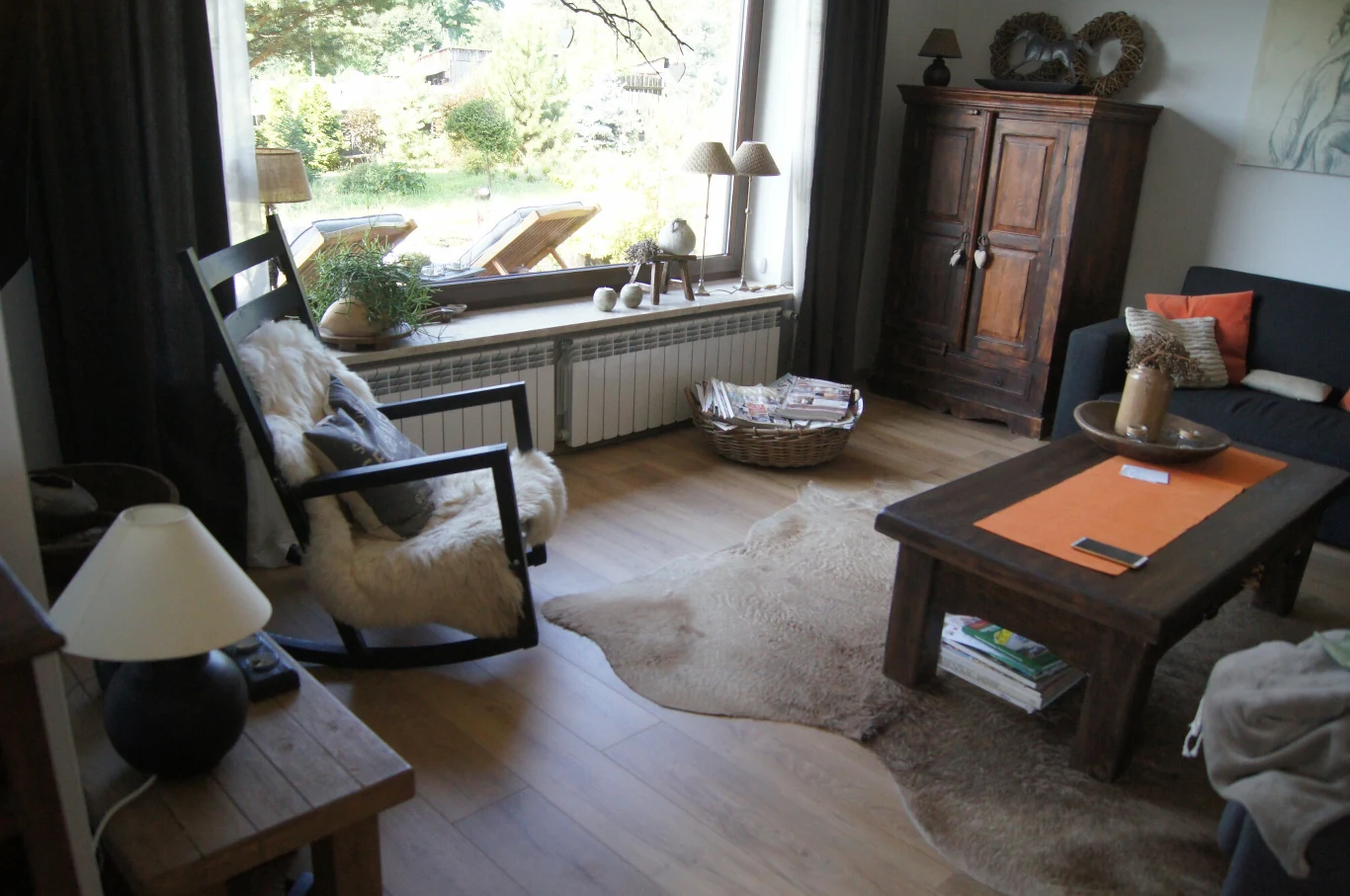 Dom Iwony i Gerarda z "Sanatorium miłości" - w domu kuracjuszy przeważają stonowane kolory, od jasnego beżu, po ciemny brąz Dom Iwony i Gerarda z "Sanatorium miłości" - w domu kuracjuszy przeważają stonowane kolory, od jasnego beżu, po ciemny brąz