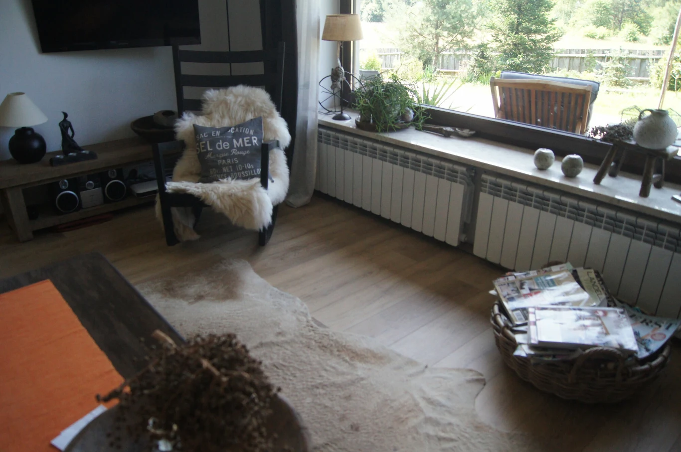 Dom Iwony i Gerarda z "Sanatorium miłości" - nie brakuje wygodnego fotela do relaksu i dużego okna z widokiem na ogród Dom Iwony i Gerarda z "Sanatorium miłości" - nie brakuje wygodnego fotela do relaksu i dużego okna z widokiem na ogród