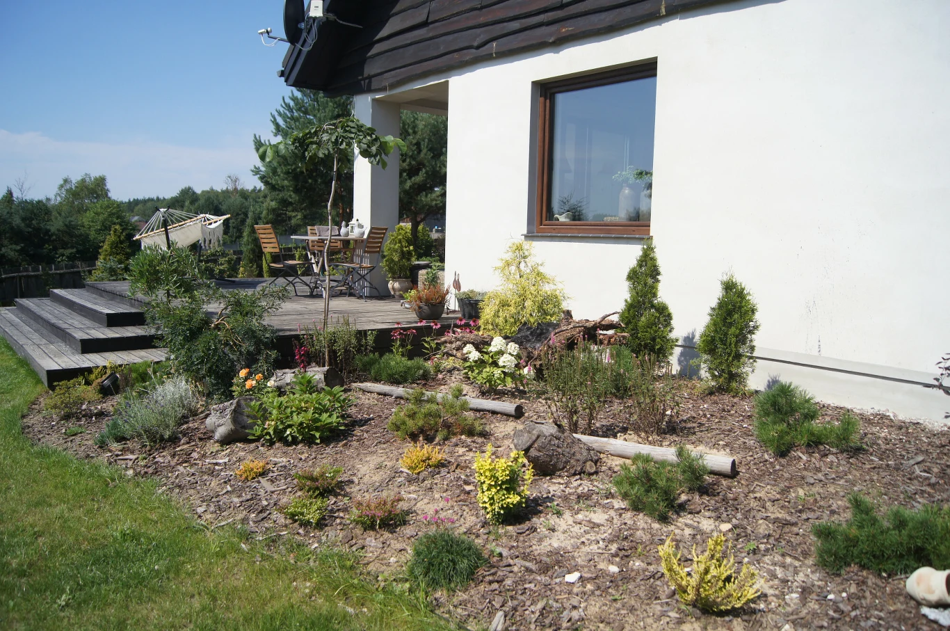 Dom Iwony i Gerarda z "Sanatorium miłości" i ogródek z krzewami Dom Iwony i Gerarda z "Sanatorium miłości" i ogródek z krzewami