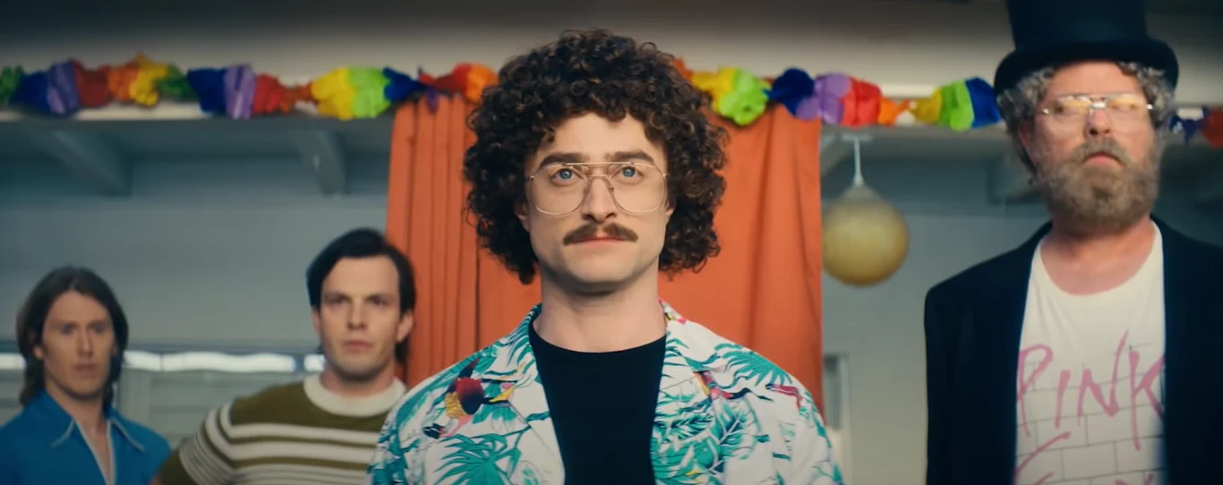 Daniel Radcliffe w pierwszym zwiastunie filmu "Weird: The Al Yankovic Story" (screen z Youtube'a) Daniel Radcliffe w pierwszym zwiastunie filmu "Weird: The Al Yankovic Story" (screen z Youtube'a)