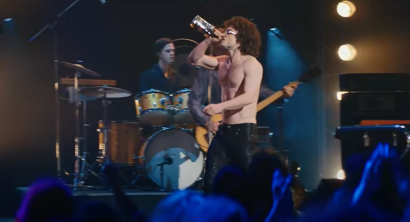 Daniel Radcliffe w pierwszym zwiastunie filmu "Weird: The Al Yankovic Story" (screen z Youtube'a) Daniel Radcliffe w pierwszym zwiastunie filmu "Weird: The Al Yankovic Story" (screen z Youtube'a)