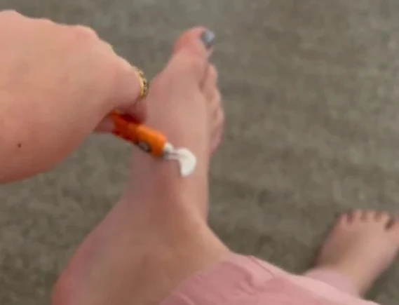 Pewna kobieta z północy Anglii postanowiła sprawdzić, co najlepiej stosować na stopy przed włożeniem szpilek.