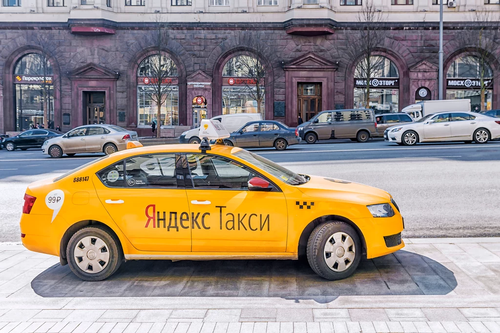 Yandex to rosyjski internetowy gigant, który prócz wyszukiwarki oferuje ponad 70 różnych usług (w tym transport osób i dostawy jedzenia)