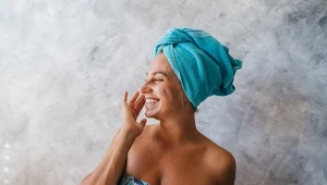 Większość dermatologów twierdzi, że do pielęgnacji twarzy i oczu warto posiadać odrębne produkty