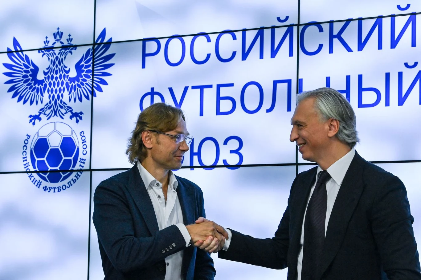 Aleksander Djukow (z prawej, razem z selekcjonerem Rosji Walerym Karpinem) nadal zasiada w Komitecie Wykonawczym UEFA
