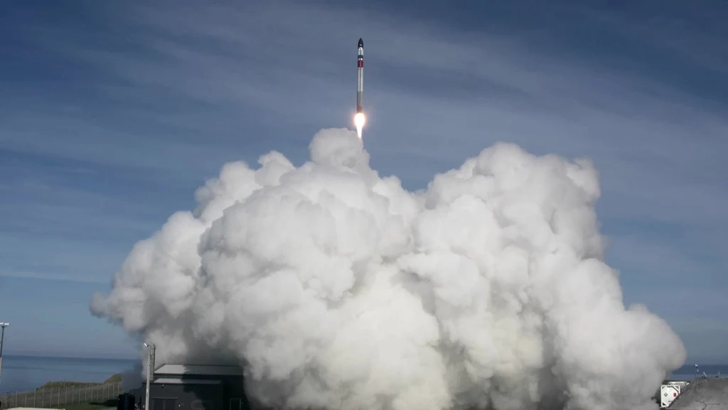 Rakieta Rocket Lab Electron wyniosła satelity na orbitę, a przy powrocie została przechwycona przez helikopter