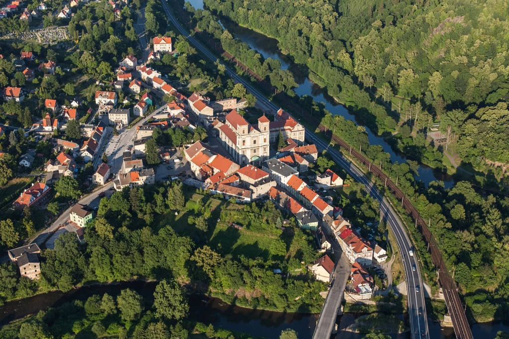 Ważną atrakcją Barda są szlaki niewysokich Gór Bardzkich