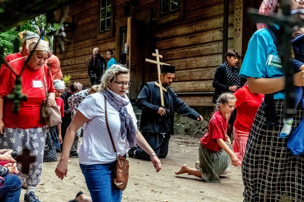 Do świętych źródełek na Podlasiu przyjeżdżają wierni z całej Polski. Poszukują tu pomocy i nadziei na ozdrowienie