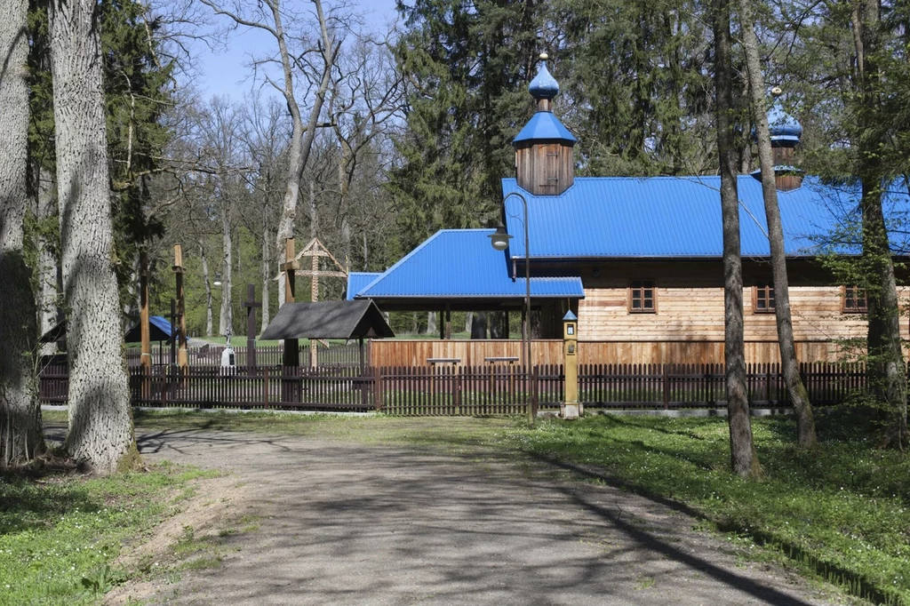 Wierni przybywający do Krynoczki przecierają chusteczką zwilżoną w wodzie chore miejsce, a następnie pozostawiają ją na ogrodzeniu za studzienką