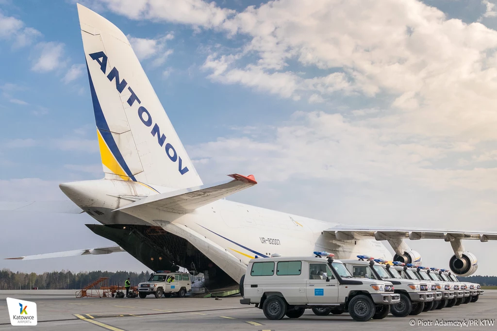 Antonow An-124 Rusłan na płycie lotniska w Pyrzowicach. 