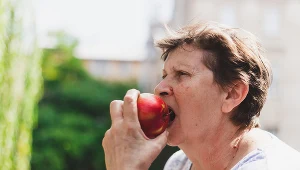 Ile kalorii ma jabłko? Czy osoby przebywające na diecie powinny jeść te owoce?