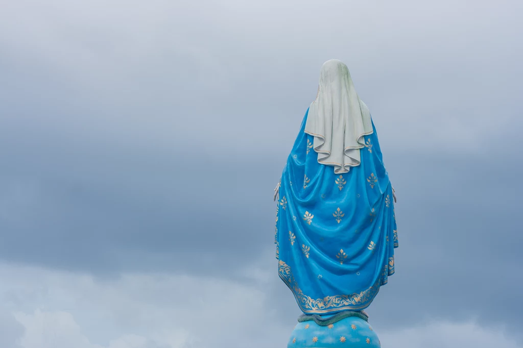 W Banneux Maryja przedstawiła się jako Matka Ubogich i przekazała, że „przychodzi, by ulżyć w cierpieniu”