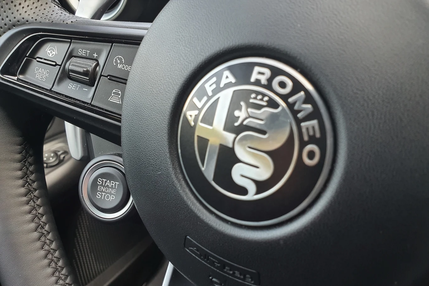 Przyjemna w dotyku skóra oraz przycisk rozrusznika (Start/Stop Engine) przywodzą na myśl sedana Gulię i większego SUV-a Stelvio