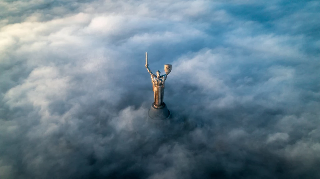 Ukraina ma plan powojennej odbudowy. Na zdj. Kijów, monument Matki Ojczyzny we mgle