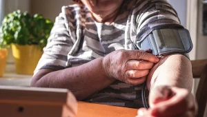 Osoby z niewydolnością nerek powinny regularnie monitorować ciśnienie