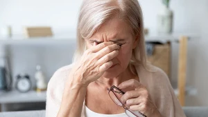 Chory ząb lub ucho powoduje tę chorobę. Powikłaniem padaczka i niedowłady