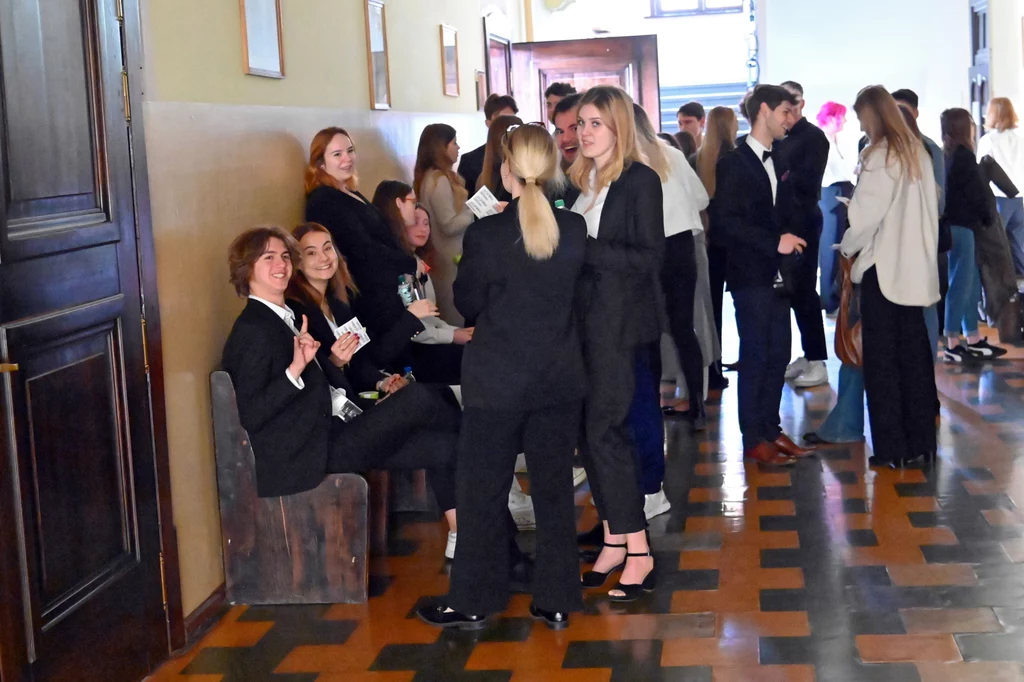 Podobnie, jak w zeszłym roku i dwa lata temu, abiturienci nie muszą przystępować do dwóch – obowiązkowych w latach ubiegłych – egzaminów ustnych: z języka polskiego i z języka obcego. Przeprowadzane zostaną one wyłącznie dla zdających, którzy muszą przedstawić wynik uzyskany z egzaminu w części ustnej w postępowaniu rekrutacyjnym na uczelnię zagraniczną. Podobnie, jak w zeszłym roku i dwa lata temu, abiturienci nie muszą przystępować do dwóch – obowiązkowych w latach ubiegłych – egzaminów ustnych: z języka polskiego i z języka obcego. Przeprowadzane zostaną one wyłącznie dla zdających, którzy muszą przedstawić wynik uzyskany z egzaminu w części ustnej w postępowaniu rekrutacyjnym na uczelnię zagraniczną.