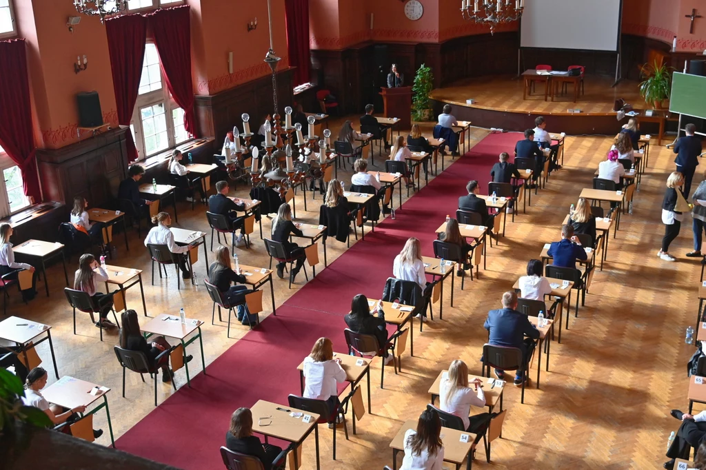 Czas trwania egzaminów pisemnych zależy od przedmiotu, który maturzysta zdaje i od poziomu. Na przykład egzamin z matematyki na poziomie podstawowym trwa 170 minut, a na rozszerzonym – 180 minut. Czas trwania egzaminów pisemnych zależy od przedmiotu, który maturzysta zdaje i od poziomu. Na przykład egzamin z matematyki na poziomie podstawowym trwa 170 minut, a na rozszerzonym – 180 minut.