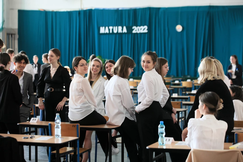 Wszyscy maturzyści muszą też przystąpić obowiązkowo do jednego pisemnego egzaminu na poziomie rozszerzonym, czyli do egzaminu z tzw. przedmiotu dodatkowego lub do wyboru. Wszyscy maturzyści muszą też przystąpić obowiązkowo do jednego pisemnego egzaminu na poziomie rozszerzonym, czyli do egzaminu z tzw. przedmiotu dodatkowego lub do wyboru.