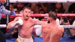 Saul Alvarez (z lewej) w walce z Calebem Plantem