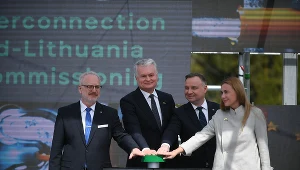 Prezydent RP Andrzej Duda (2P), prezydent Litwy Gitanas Nauseda (2L), unijna komisarz ds. energii Kadri Simson (P) i prezydent Łotwy Egils Levits (L) podczas uroczystego otwarcia gazowego interkonektora Polska-Litwa