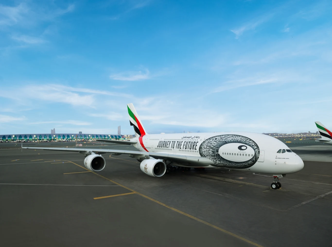 Airbus A380 o numerze A6-EVK to pierwsza z dziesięciu maszyn Emirates w nowym malowaniu. Airbus A380 o numerze A6-EVK to pierwsza z dziesięciu maszyn Emirates w nowym malowaniu.