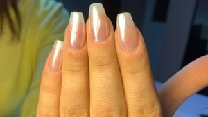 Perłowe paznokcie. Najlepsze inspiracje na najmodniejszy manicure