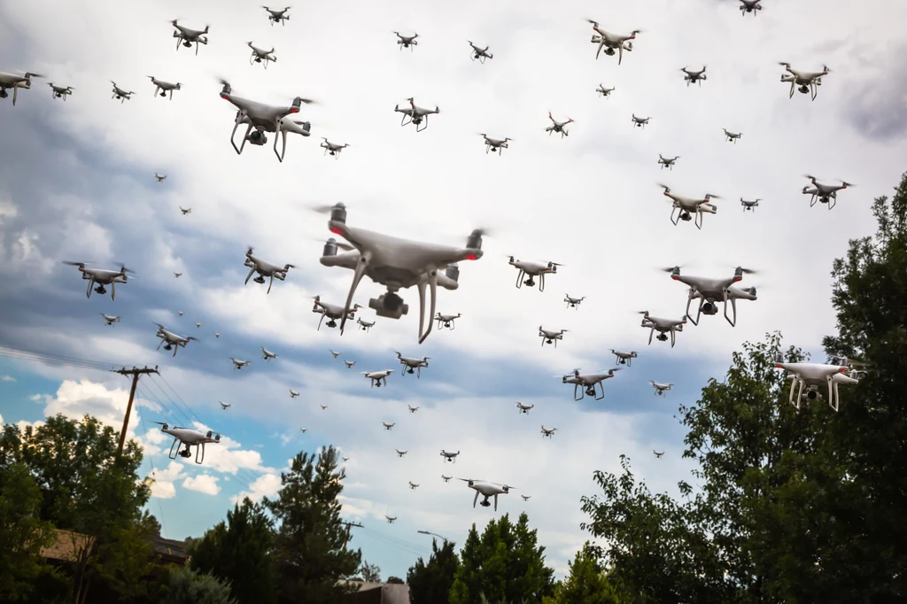 Roje autonomicznych dronów mogą omijać dowolne przeszkody dzięki nowemu algorytmowi sztucznej inteligencji