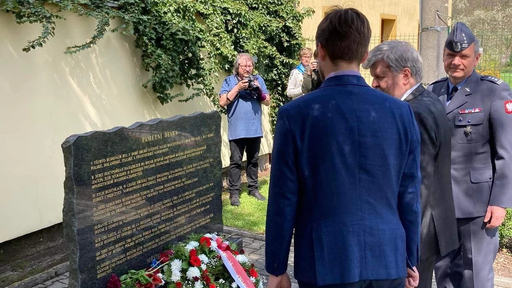 Przedstawiciele ambasady RP upamiętnili wyzwolenie KL-Holleischen Przedstawiciele ambasady RP upamiętnili wyzwolenie KL-Holleischen