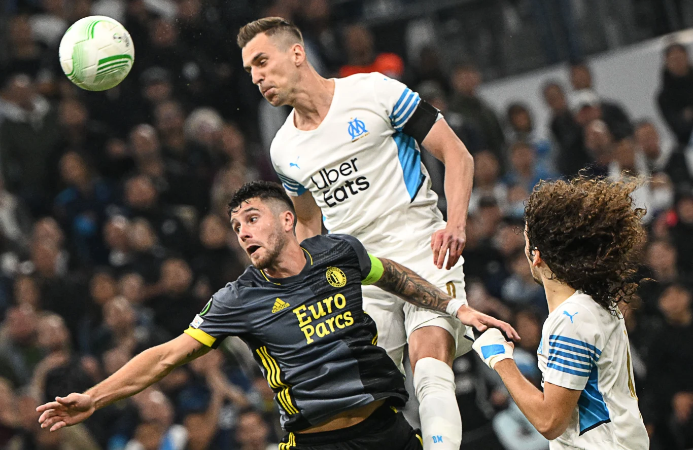 Arkadiusz Milik w walce z defensorami Feyenoordu Rotterdam. Do bramki tym razem nie trafił Arkadiusz Milik w walce z defensorami Feyenoordu Rotterdam. Do bramki tym razem nie trafił