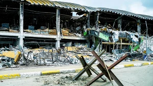 Pozostałości zniszczonego przez walki supermarketu w Irpieniu