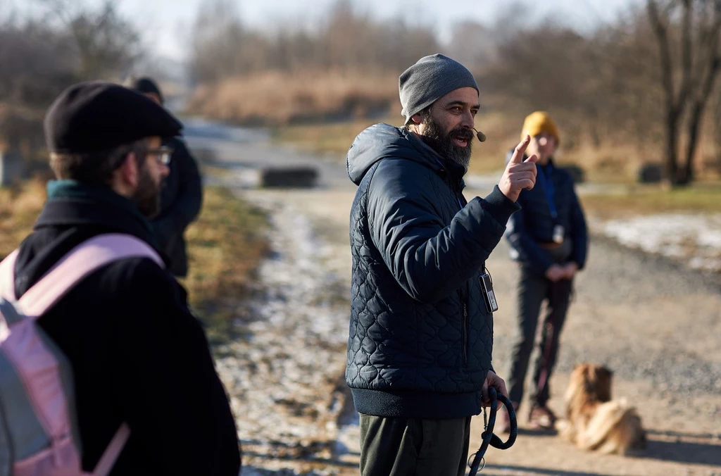 Spacer prowadzi Aleksander Schwarz — specjalista ds. prawa żydowskiego w dziedzinie cmentarzy i pochówków