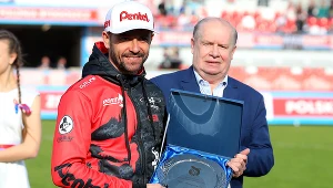 Świat stanął na głowie. Zawodnik ma patrzeć trenerowi na ręce