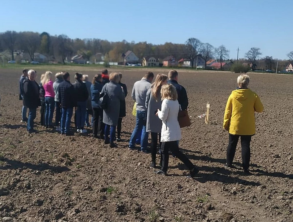 Fabryka AVTOTOR w ramach wsparcia przekazała grunt na ogródki warzywne dla pracowników. Działki mają po 10 arów /fot. AVTOTOR