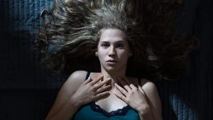 Strach i uczucie spadania w przepaść we śnie. To nietypowy paraliż