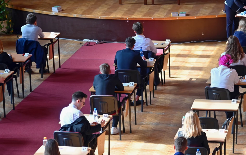 Maturzyści na egzaminie maturalnym z języka polskiego Maturzyści na egzaminie maturalnym z języka polskiego