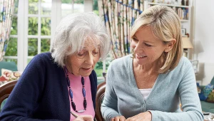 ze względu na warunki przyznawania świadczenia, emeryci nie muszą składać wniosków osobiście. Jeśli stan zdrowia nie pozwala na złożenie wniosku przez osobę zainteresowaną, może wyręczyć je w tym członek rodziny