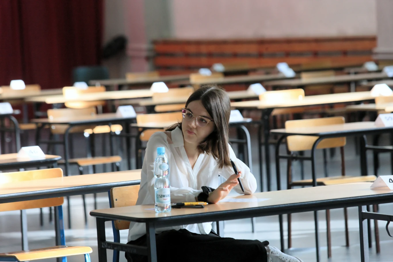 Matura 2022; Maturzystka przed egzaminem maturalnym z języka polskiego w II LO im. Marii Skłodowskiej-Curie w Gorzowie Wielkopolskim Matura 2022; Maturzystka przed egzaminem maturalnym z języka polskiego w II LO im. Marii Skłodowskiej-Curie w Gorzowie Wielkopolskim