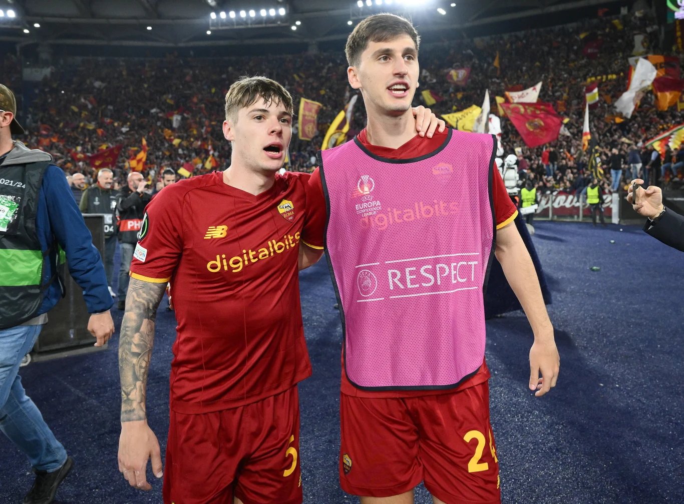 Nicola Zalewski i Marash Kumbulla z AS Roma cieszą się z pokonania Leicester City i awansu do finału Ligi Konferencji