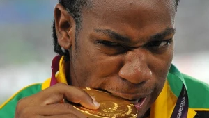 Yohan Blake ze swoim złotym medalem za zwycięstwo w sprincie. To tu wielkim faworytem był Usain Bolt