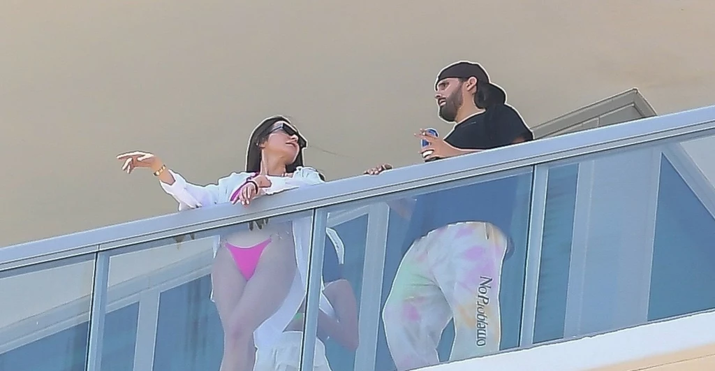 Scott Disick z nową dziewczyną na balkonie. Celebryta spędza wakacje w Miami