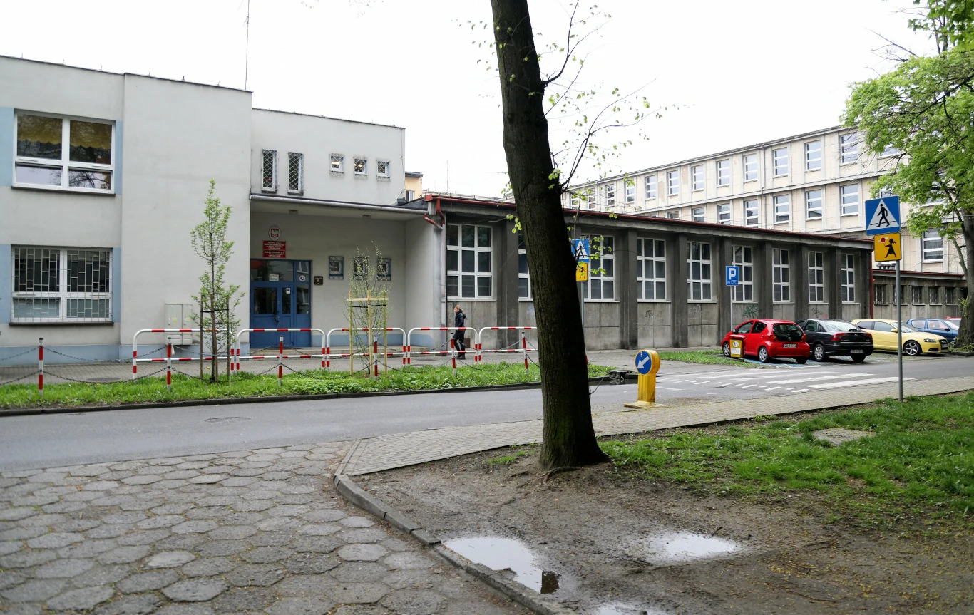 Bielsko-Biała. Przed tą szkołą 41-latek zaatakował 12-latkę nożem Bielsko-Biała. Przed tą szkołą 41-latek zaatakował 12-latkę nożem