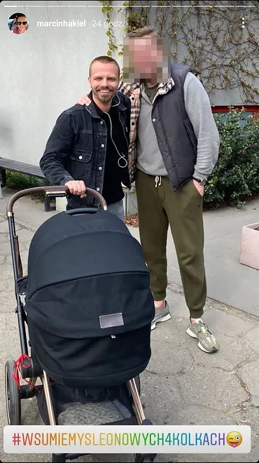 Marcin Hakiel pozował z wózkiem dziecięcym do zdjęcia