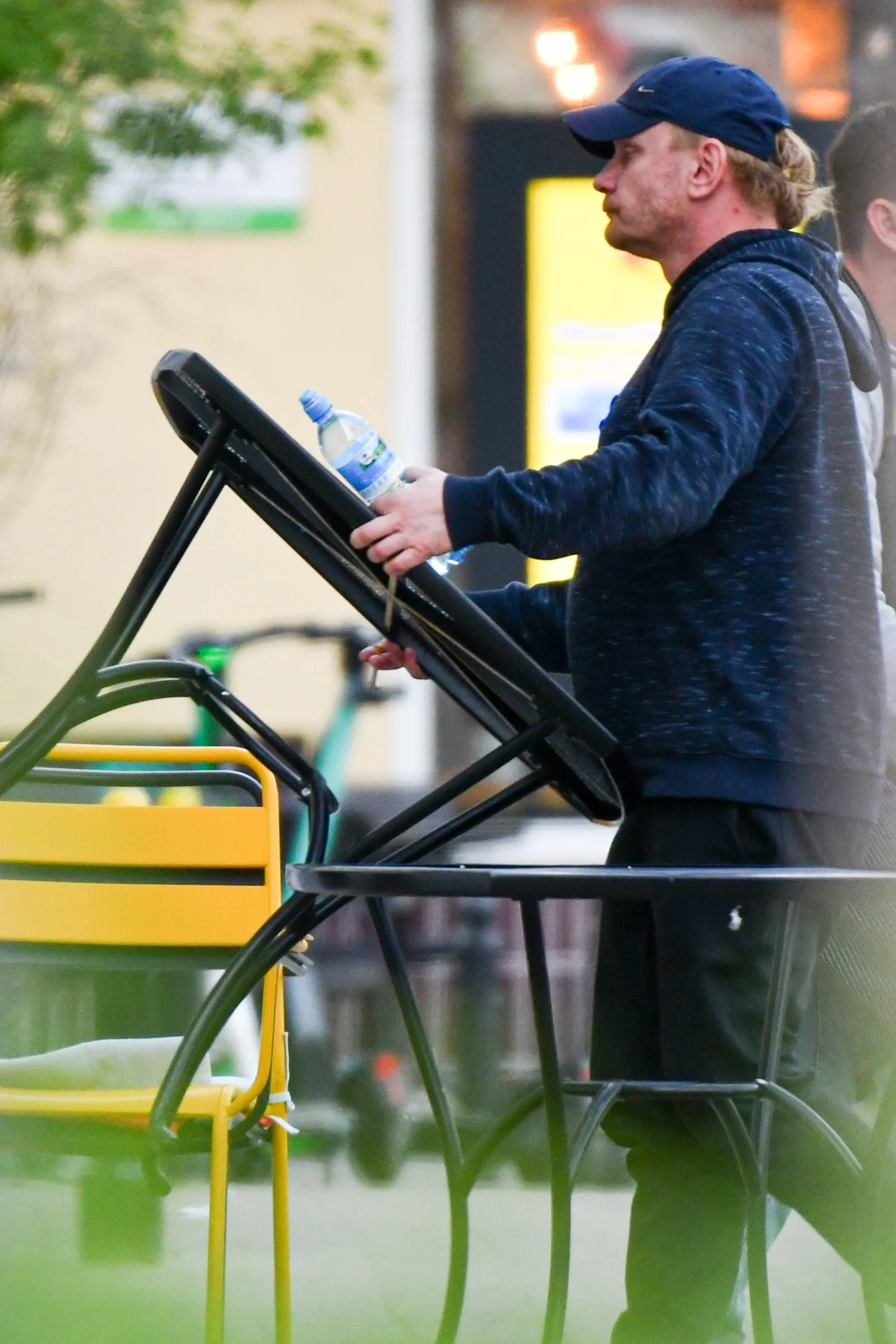 Bartosz Żukowski na siłowni pod chmurką