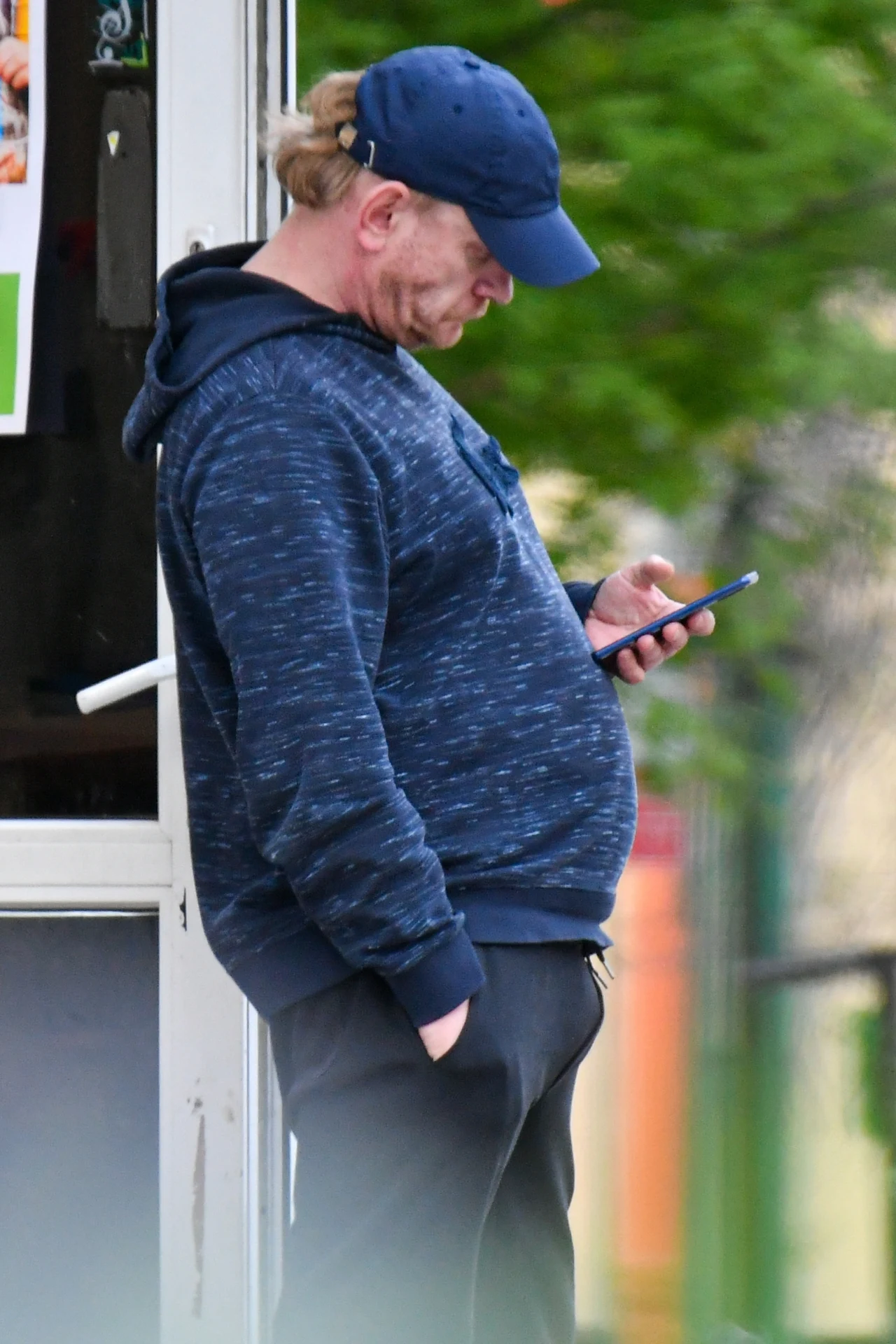 Bartosz Żukowski po krótkim maratonie, wertował telefon komórkowy