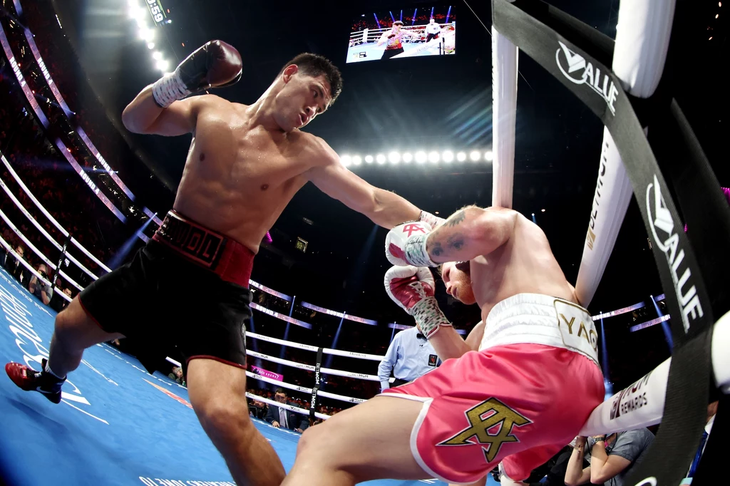 Dmitrij Biwoł (z lewej) w wielkim stylu pokonał faworyzowanego Saula "Canelo" Alvareza