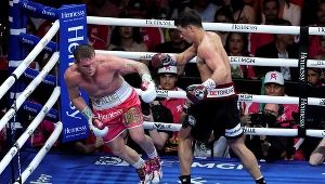 Dmitrij Biwoł (z prawej) bezapelacyjnie pokonał Saula Alvareza