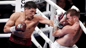 Dmitrij Biwoł (z lewej) nie miał respektu dla Saula "Canelo" Alvareza